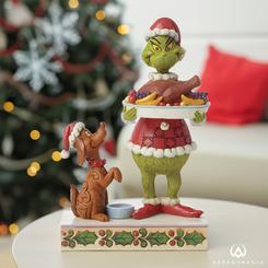 El Grinch se encuentra en plena celebración navideña, ataviado como Santa Claus y dispuesto a disfrutar de una cena especial junto a su fiel compañero, el leal perro Max. 