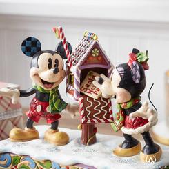 Celebra la magia de la Navidad con Mickey y Minnie Mouse en esta encantadora figura de Disney Traditions por Jim Shore. La icónica pareja está inmersa en el espíritu navideño, enviando su carta a Santa Claus.