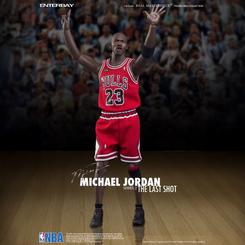 El gesto del último tiro queda congelado como una escena que todavía respira parquet, tensión y grada. Esta figura Michael Jordan 1/6 convierte una silueta histórica del baloncesto en una pieza coleccionable de 33 cm con una presencia inmediata en vitrina