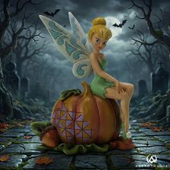 Un toque de magia delicada ilumina cualquier espacio con esta figura Tinker Bell on Pumpkin, una creación en resina del reconocido artista Jim Shore que destaca por su estilo artesanal y su encanto inconfundible.