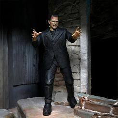 La leyenda del terror clásico cobra vida en tu estantería con la Figura Ultimate Frankenstein Monster de NECA, una figura articulada 18 cm de la colección Universal Monsters que destaca por su esculpido fiel a la interpretación de Boris Karloff