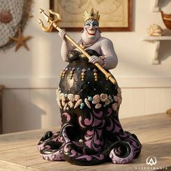 Imponente, elegante y cargada de magnetismo oscuro, esta figura de Úrsula Deluxe de Jim Shore se convierte en una pieza central capaz de transformar cualquier espacio en un homenaje al cine de animación más icónico. 