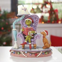 Visualiza al Grinch cómodamente sentado en una silla, rodeado de un ambiente acogedor con su fiel compañero, Max, a su lado. En esta encantadora figura, el Grinch, vestido como Santa Claus