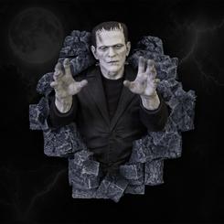 Una pared oscura cambia de temperatura cuando aparece una escultura de pared Frankenstein tamaño real atravesando la piedra. La escena no decora: irrumpe, con las manos extendidas y esa mirada inmóvil que convirtió al monstruo clásico