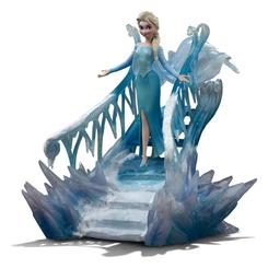 El frío más elegante de Disney se materializa en una pieza de colección creada para destacar desde el primer vistazo. La estatua Frozen Art Scale 1/10 Elsa de 23,4 cm captura a la reina de Arendelle 