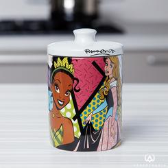 Mezclando un diseño impactante con artículos para el hogar prácticos, el Tarro de Princesas Mediano de Disney Britto se convierte en un accesorio de cocina que llama la atención. Con Ariel, Tiana, Cenicienta y Aurora 