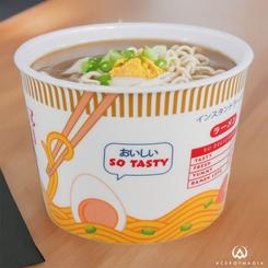 Disfruta de una ración generosa de tu comida favorita con esta Giant Ramen Mug. Con una impresionante capacidad de 1000 ml, esta taza de cerámica extragrande es perfecta para sopas