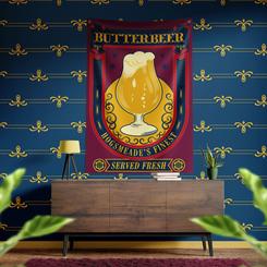 Dirígete a Hogsmeade para disfrutar de una deliciosa jarra de Cerveza de Mantequilla con este impresionante estandarte de pared de Harry Potter. Este artículo con licencia oficial mide 125 x 85 cm
