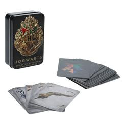 Preciosa baraja de 54 naipes basada en la saga de Harry Potter. El regalo ideal para todos los fans de Hogwarts. Revive todas las aventuras de Harry y sus amigos con esta espectacular baraja. Producto oficial Harry Potter Playing Cards Hogwarts. 