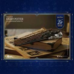 La magia del cine vuelve a tu escritorio con una pieza de coleccionismo que también se usa a diario: la Harry Potter Wand Pen Collection de Beast Kingdom, edición conmemorativa por el 25 aniversario de las películas de Harry Potter. 