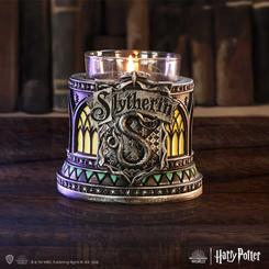 Añade un toque de astucia y ambición a tu hogar con el *Harry Potter: Slytherin Tea Light Holder*. Este portavelas, con licencia oficial, captura la esencia de la casa Slytherin
