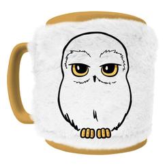 Déjate hechizar por la magia con la encantadora Taza Fuzzy de Hedwig de Harry Potter. Esta taza de alta calidad es mucho más que un simple recipiente: su envoltura de peluche