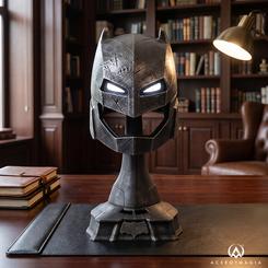Réplica casco Armored Batman 1:1 50 cm. Hay piezas que decoran una estantería y otras que imponen silencio en la habitación por la fuerza de su diseño; esta pertenece sin duda al segundo grupo.
