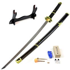 Katana inspirada en el personaje de Zoro, cuenta con una longitud total de 105 cm, una hoja de 66 cm y un mango de imitación de piel de pescado con un cordón de nailon negro. Además, la hoja presenta un diseño de dos tonos en negro y plateado