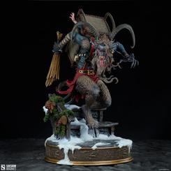 La estatua Krampus 48 cm parece atrapada en el instante exacto en que el invierno deja de ser amable. Cuernos retorcidos, cesta de mimbre y una base nevada convierten esta figura de colección de terror en una presencia difícil de ignorar.