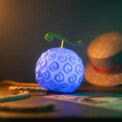 Ilumina tu espacio con la poderosa esencia de la fruta Gum Gum gracias a esta original lámpara inspirada en la serie One Piece de Netflix. Fabricada en resistente PVC