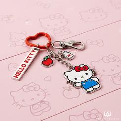 Dulzura que acompaña a diario: el Llavero Hello Kitty combina un colgante esmaltado de la gatita más icónica con pequeños charms (manzana, botellita y placa con logotipo) para darle un toque alegre a tus llaves