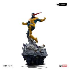 La estatua Marvel Comics Cíclope Deluxe en escala 1/10 destaca desde el primer vistazo por su pose aérea, la fuerza visual del uniforme clásico y una base de gran impacto que eleva la pieza a un nivel superior