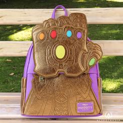 Descubre el poder y el estilo del universo Marvel con la Mochila Shine Thanos Gauntlet de Loungefly. Este diseño te permite llevar contigo la imponente presencia de Thanos y su Guantelete del Infinito