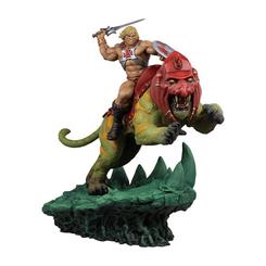 La estatua He-Man y Battle Cat entra en escena como una carga congelada en plena batalla. La espada alzada, la armadura roja de Battle Cat y la base rocosa convierten esta pieza en un golpe visual inmediato para cualquier colección de MOTU