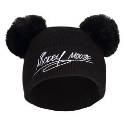 Si eres un fan de Mickey Mouse y buscas un gorro cómodo y elegante para mantenerte caliente en los días fríos, entonces el Gorro Beanie Double Pom es lo que necesitas. Con una licencia oficial de Disney, este gorro