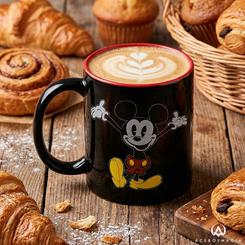 El icono más reconocido del cine de animación llega a tu día a día en una taza Mickey Mouse que combina diseño, calidad y emoción desde el primer vistazo. Su acabado en cerámica negra con interior rojo 
