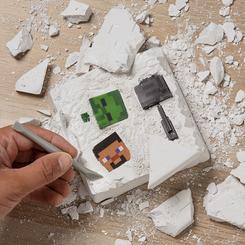 Descubre los secretos del mundo de Minecraft con este emocionante Minecraft Excavation Kit. Dentro de un bloque de yeso, se esconden tres mini figuras esperando a ser desenterradas.