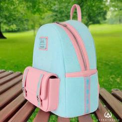 Lleva tu pasión por Barbie a todas partes con esta mochila mini bicolor de 26,6 cm de alto, 22,8 cm de ancho y 11,4 cm de fondo, confeccionada en felpa de rizo azul con iconos “B” grabados y remates en piel sintética rosa