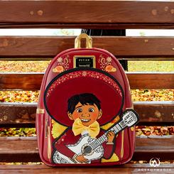 ¡Lleva contigo la magia de "Coco" a todas partes con esta encantadora mini mochila de Miguel!

Esta mini mochila, de un tamaño perfecto de 22,86 x 11,43 x 26,67 cm