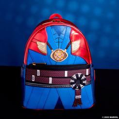 Con un diseño que evoca el místico universo de Doctor Strange, esta mini mochila Loungefly Marvel de 26 cm combina estilo y funcionalidad en un solo accesorio. Fabricada en cuero vegano (polímero de poliuretano) de acabado metálico