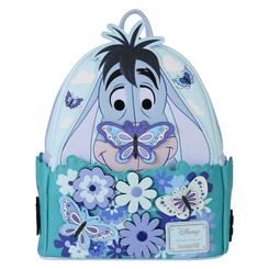 Un estallido de ternura acompaña cada paso con la mochila Eeyore Loungefly inspirada en el entrañable burro de Winnie the Pooh, que combina un diseño delicado de mariposas y flores con una paleta de tonos suaves