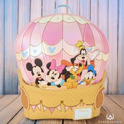 Un diseño que eleva tu estilo al aire libre, esta mini mochila con forma de globo aerostático de Mickey & Friends combina un acabado nacarado con detalles trenzados en cuero vegano y apliques en relieve de Mickey Mouse, Minnie, Pluto, Goofy y Donald Duck