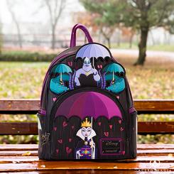 ¡Haz espacio para la maldad con la Mini Mochila Villanas de la colección Clásicos Disney! Esta mini mochila es la encarnación de la moda malvada, con medidas compactas de 23x27x12 cm