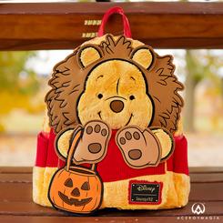 Prepárate para una dosis de diversión y nostalgia con la encantadora Mini Mochila Winnie The Pooh en su versión Disfraz de Halloween. Esta mochila es mucho más que un accesorio, es un tributo a uno de los personajes más queridos 