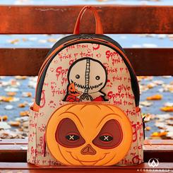 Experimenta la magia de la temporada más misteriosa con la encantadora Mini Mochila Trick 'r Treat. Con unas dimensiones de 22,86 x 11,43 x 26,67 cm, esta mini mochila es la compañera perfecta para agregar un toque de encanto a tu estilo diario.