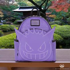 Deja que la sombra de Gengar te acompañe en cada aventura con esta mochila Loungefly de Pokémon, cuyo vibrante vinilo púrpura talla el icónico rostro de este espíritu travieso en su gran bolsillo frontal. 