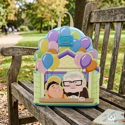 Los globos no solo decoran el diseño, parecen estar a punto de levantar la casa de Carl desde tu propia colección. La mochila Carl & Russell Up Disney Pixar Loungefly 26cm transforma una de las escenas más recordadas de Up en un accesorio con presencia