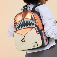 Atrévete a mostrar tu lado más voraz con la mochila Chainsaw Man de Loungefly, un diseño inspirado en el héroe más despiadado del manga que combina cuero vegano en tonos crema