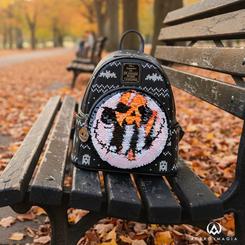 Arrasa con estilo macabro y diseño de colección con la Mochila Jack Skellington Pesadilla Antes de Navidad Disney Loungefly, una mini mochila oficial que conquista por su panel frontal de lentejuelas reversibles 