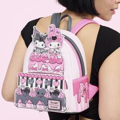 La magia pastel de Sanrio se materializa en esta mochila Loungefly My Melody & Kuromi, fabricada en suave vinilo sintético de alta resistencia y adornada con divertidos apliques en relieve 