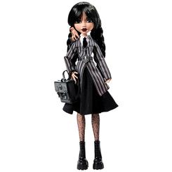 Añade un toque oscuro y sofisticado a tu colección con la muñeca coleccionable Monster High Miércoles Addams, inspirada en la famosa serie de Netflix. Esta detallada figura lleva con orgullo el uniforme de la prestigiosa Academia Nevermore