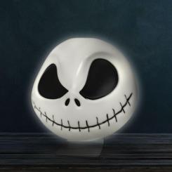 Decora tu rincón favorito con esta lámpara con la forma de la cabeza de Jack Skellington basado en el popular personaje de Pesadilla Antes de Navidad. Esta lámpara LED