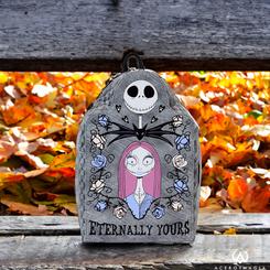 ¡Explora tu lado oscuro y agrega un toque de encanto tenebroso con la mochila mini Nightmare Before Christmas "Eternally Yours"! Esta mochila, de licencia oficial y alta calidad, es el complemento perfecto para aquellos que aman Pesadilla antes de Navidad