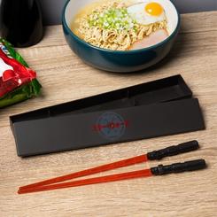 Disfruta de cada comida con el poder del lado oscuro gracias a estos espectaculares palillos con forma de sable de luz. Inspirados en el icónico arma de Darth Vader, estos palillos rojos 