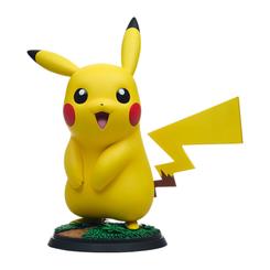 La magia de Pokémon cobra vida ante tus ojos con nuestra impresionante estatua a tamaño real de Pikachu de 47?cm de altura, 45?cm de ancho y 25?cm de profundidad.