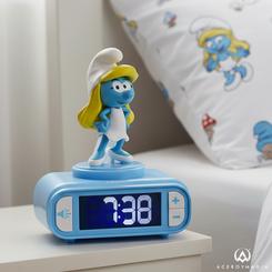 Magia azul en tu mesilla con el Reloj Despertador Luz Nocturna 3D Pitufina de Los Pitufos by Lexibook, pensado para alegrar cada mañana y acompañar las noches con una luz suave y reconfortante. 