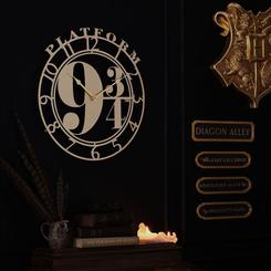 Elegancia mágica que marca cada minuto: este Reloj de pared Harry Potter Andén 9¾ (45 cm) aporta presencia cinematográfica con su marco de metal dorado calado que reproduce el emblema del andén 