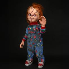 Añade a tu colección una pieza verdaderamente espeluznante con la réplica a escala 1/1 de Chucky, de la película "La novia de Chucky". Este muñeco de 76 cm, con ropa de tela meticulosamente diseñada