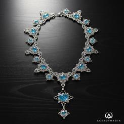 Magia oscura convertida en pieza de vitrina: nuestra réplica oficial Harry Potter del Collar de Ópalo visto en Harry Potter y el Misterio del Príncipe recrea con precisión su baño de plata envejecida y las 20 piedras azules
