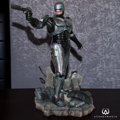 Descubre la pieza definitiva para los amantes de la icónica película "RoboCop". Esta estatua 1/4 de RoboCop, una obra maestra de la colección de estatuas que te dejará sin aliento.